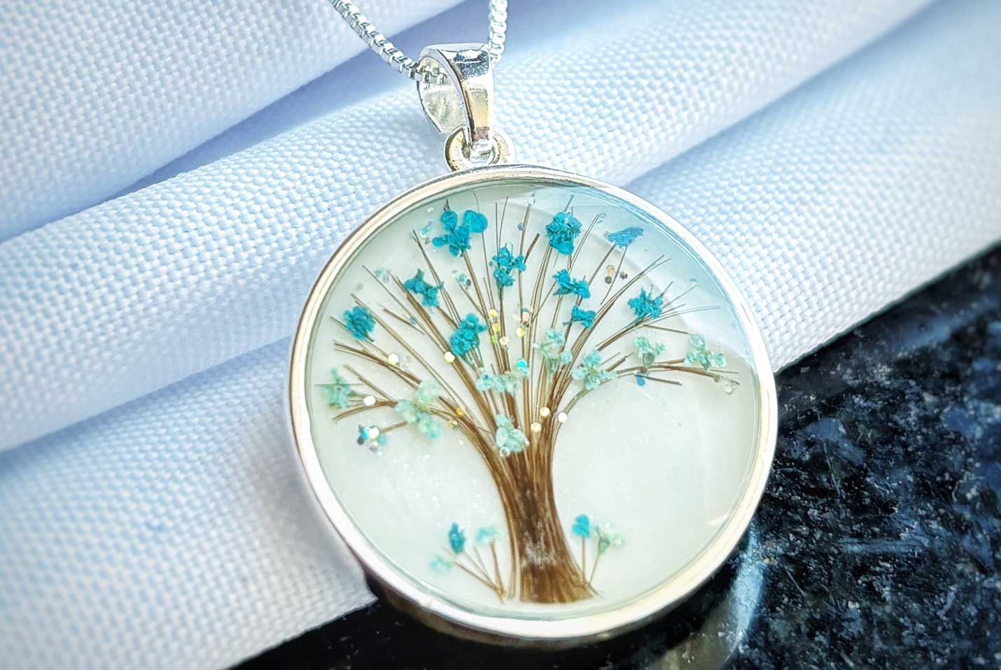 joia Afetiva com fios de cabelo